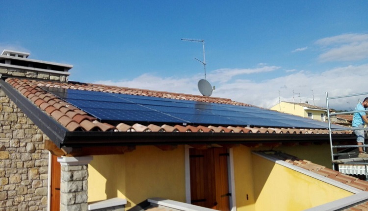 Risparmio energetico con FV residenziali totalmente integrati sul lago di Garda