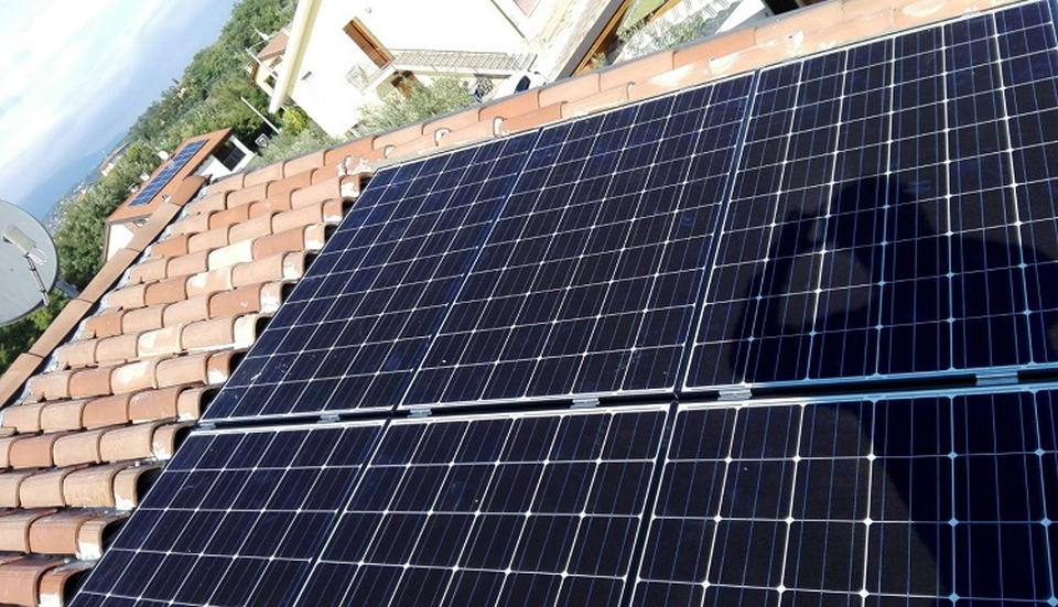 Risparmio energetico con FV residenziali totalmente integrati sul lago di Garda