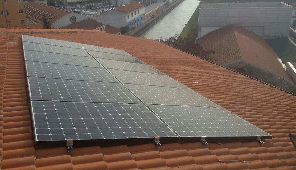 Impianto fotovoltaico SunPower realizzato in condominio a Verona  da 4 kW con ottimizzatori SolarEdge 
