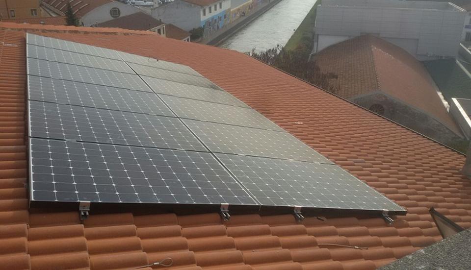 Impianto fotovoltaico SunPower realizzato in condominio a Verona  da 4 kW con ottimizzatori SolarEdge 
