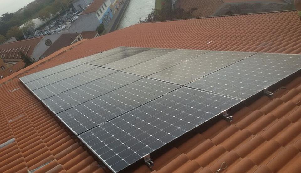 Impianto fotovoltaico SunPower realizzato in condominio a Verona  da 4 kW con ottimizzatori SolarEdge 
