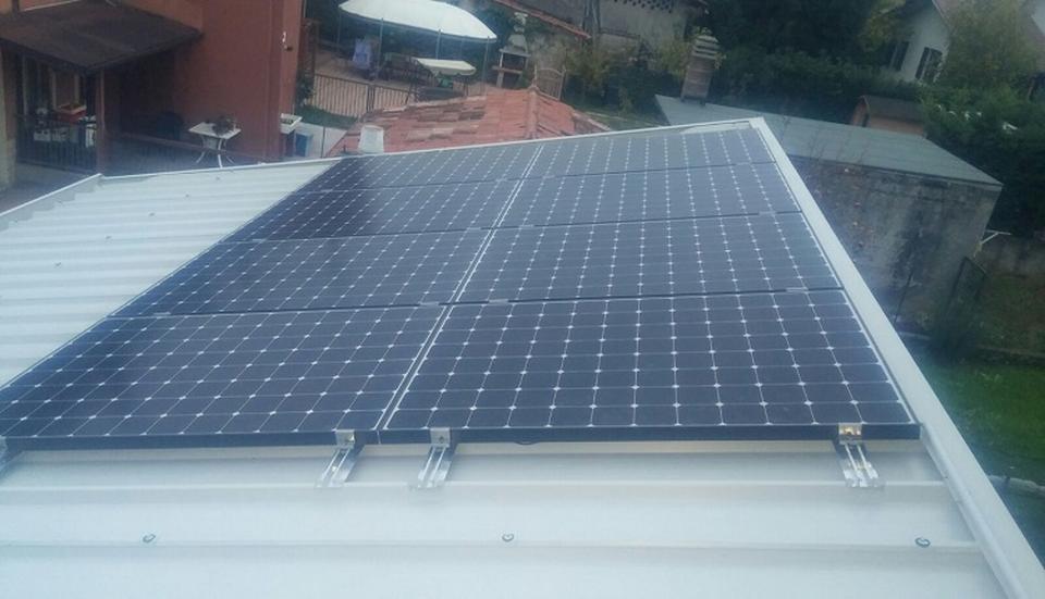 Piccolo impianto fotovoltaico SunPower da 2,6 kW su tettoia a Sona