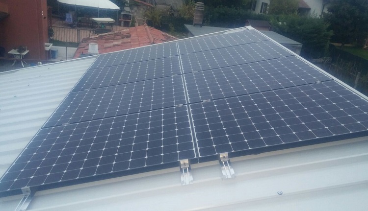 Piccolo impianto fotovoltaico SunPower da 2,6 kW su tettoia a Sona