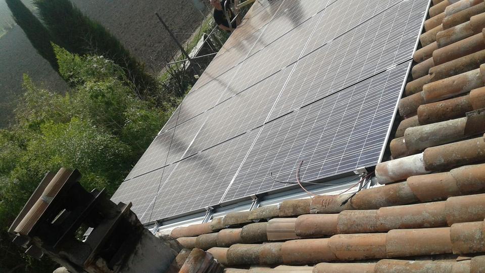 Impianto fotovoltaico a Sandr&aacute;, con 6kWp integrati