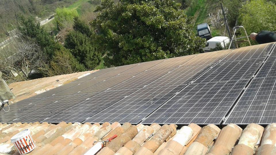 Impianto fotovoltaico a Sandr&aacute;, con 6kWp integrati