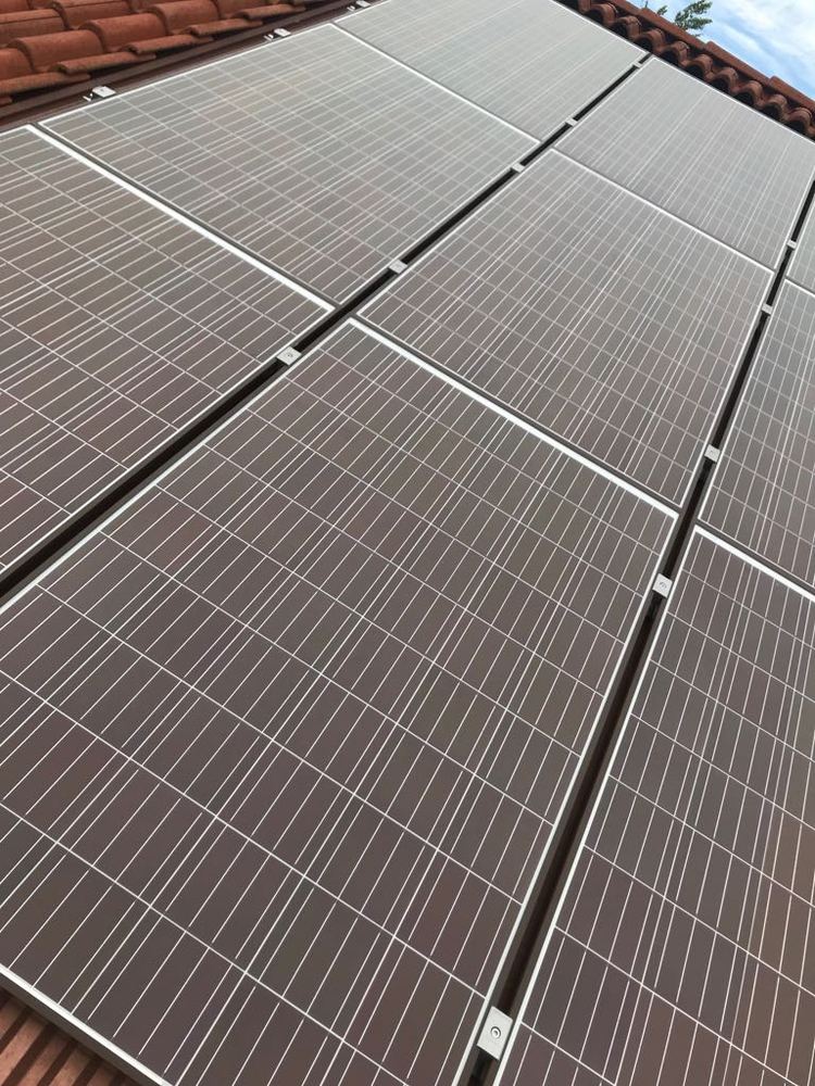 Impianto fotovoltaico con moduli rosso coppo a Verona città
