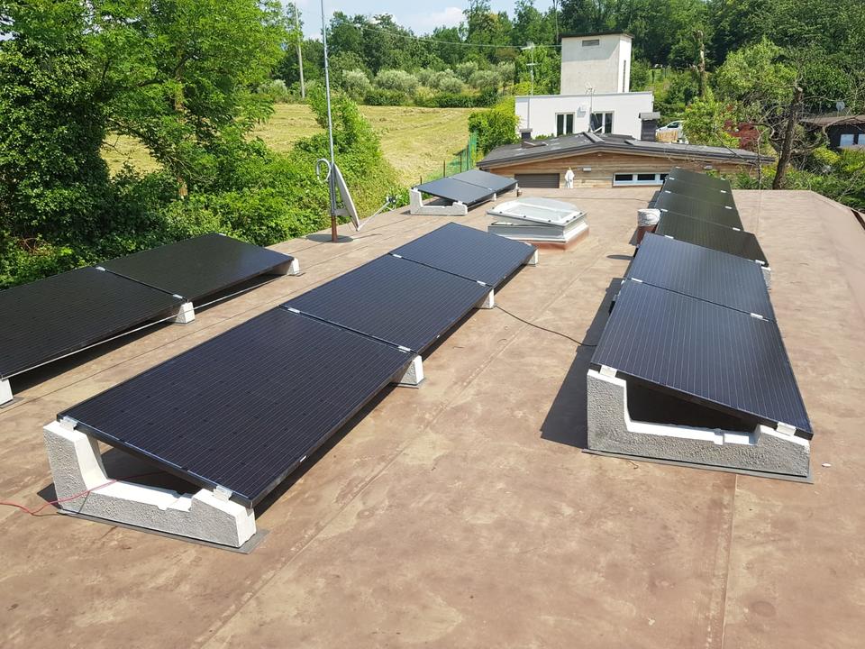 Impianto fotovoltaico su tetto piano su villa unifamiliare a Bardolino