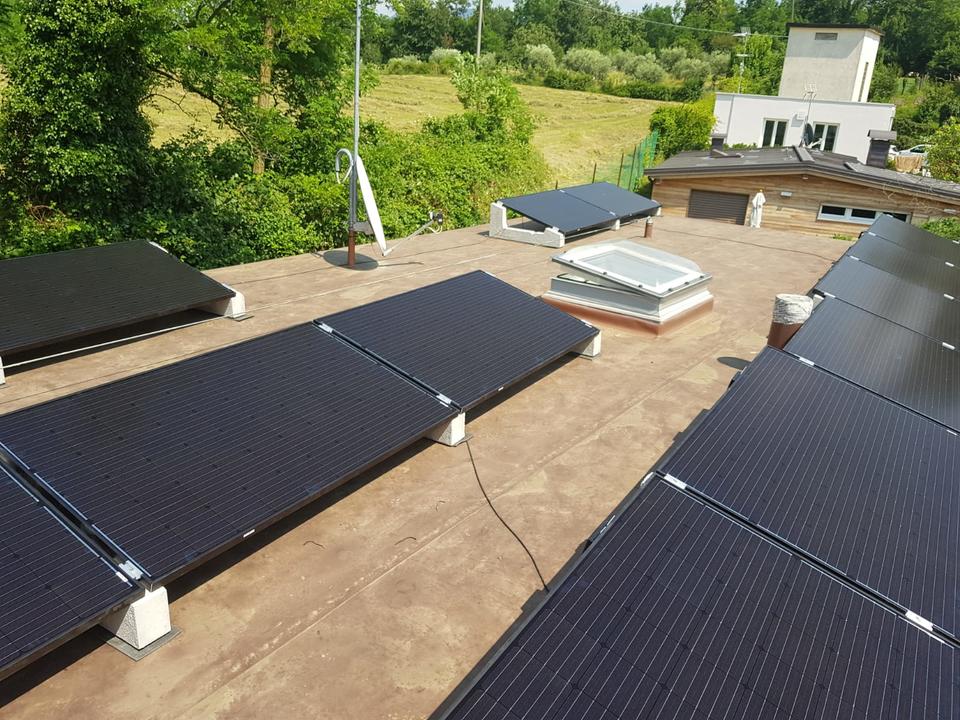 Impianto fotovoltaico su tetto piano su villa unifamiliare a Bardolino