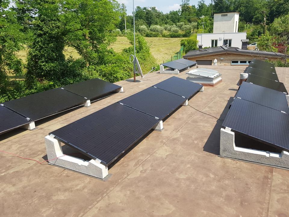 Impianto fotovoltaico su tetto piano su villa unifamiliare a Bardolino