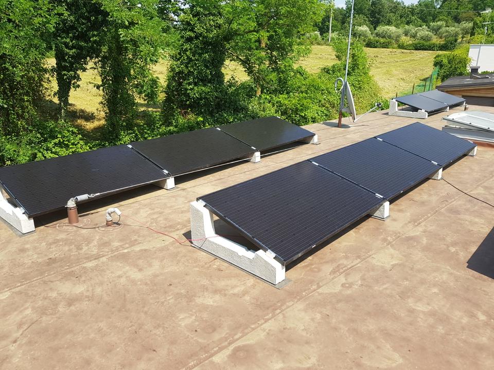 Impianto fotovoltaico su tetto piano su villa unifamiliare a Bardolino