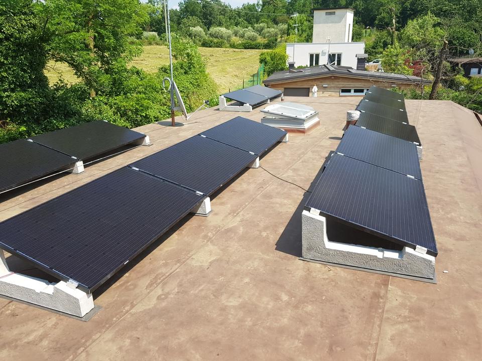 Impianto fotovoltaico su tetto piano su villa unifamiliare a Bardolino