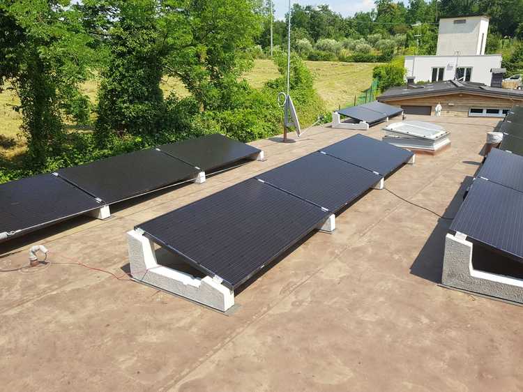Impianto fotovoltaico su tetto piano su villa unifamiliare a Bardolino